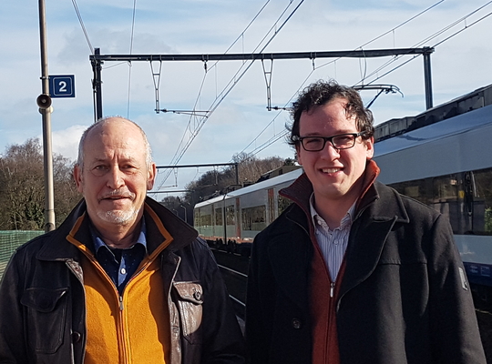 Gemeenteraadslid Frans Vansteenbeeck en bestuurslid Bart De Vos bij het station in Wezemaal